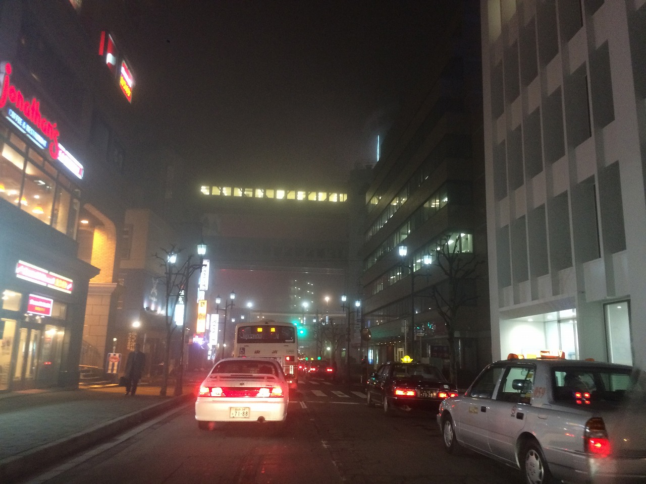霧に包まれた柏の街の夜景