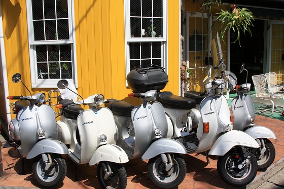 K.B.SCOOTERS店頭に並んだシルバーとホワイトのベスパたち。