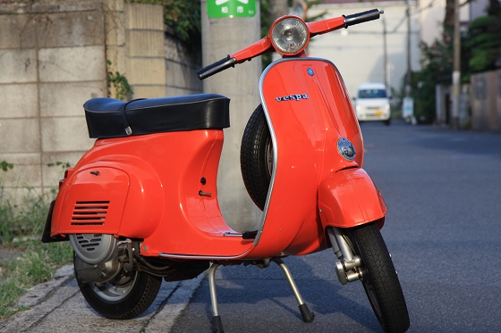 店内から引っ張り出された中古ベスパ50s