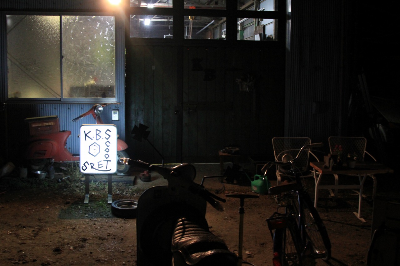 看板の電気を灯した夜の外観