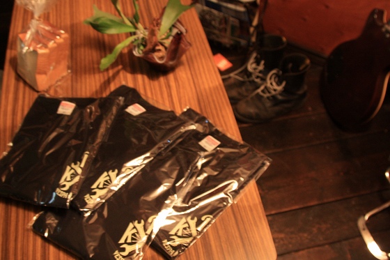 再入荷したTシャツ（ブラックS/M/L）の商品写真