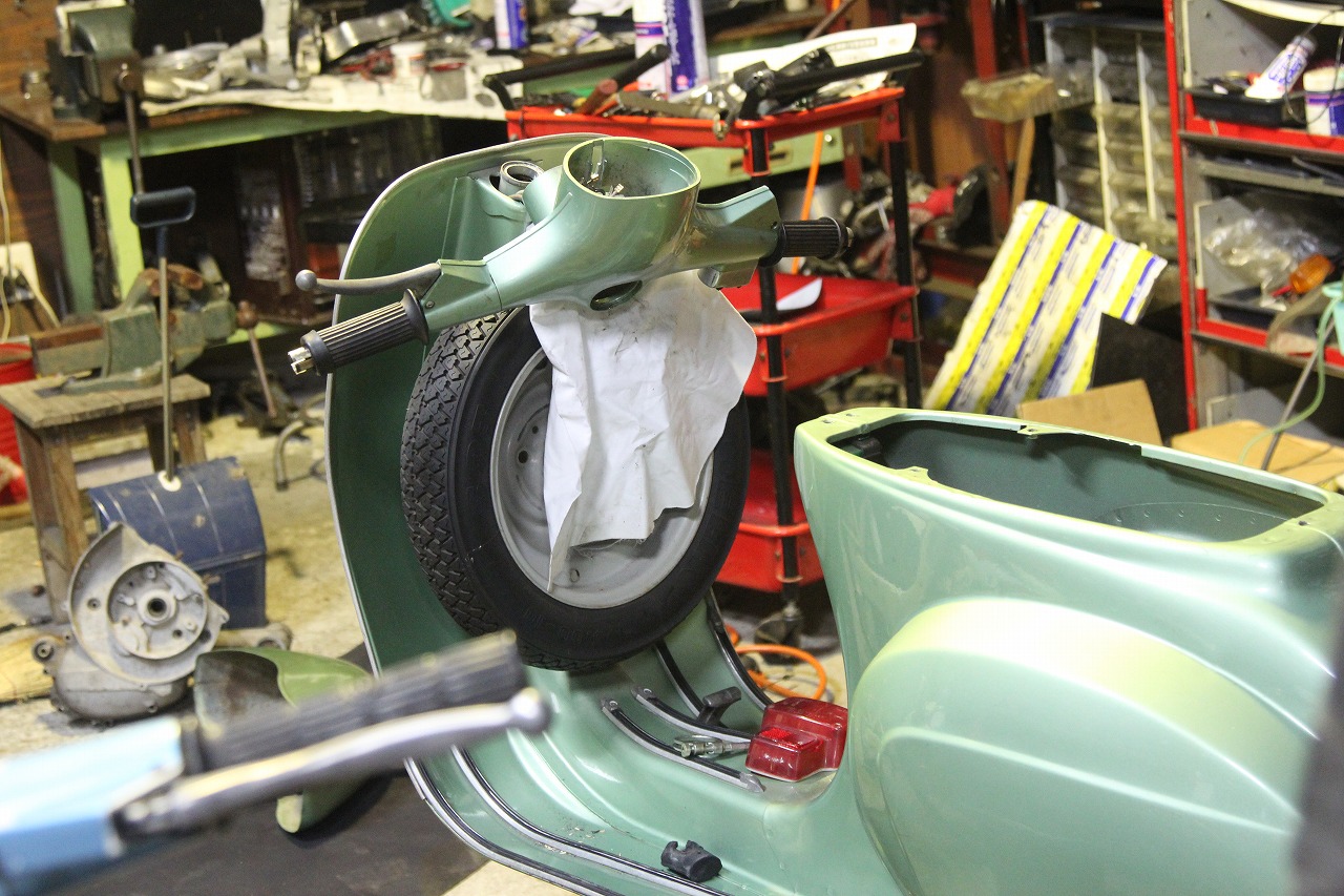 フロントフォークを抜いたvespa100のフレーム