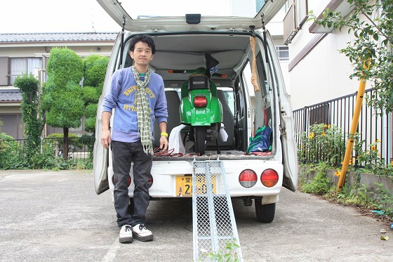 整備を終えて納車準備が整ったベスパ100の全体写真。