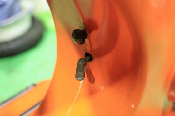 寒さの中、グロメットを持って作業する様子。
