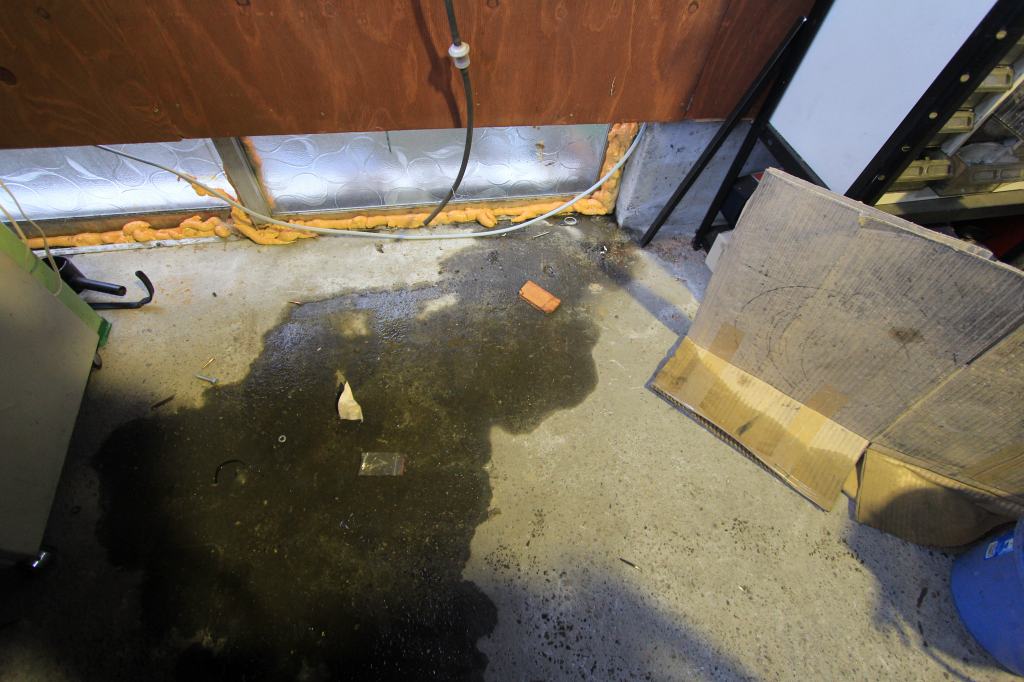 店内に現れた小さな雨漏りの川