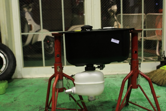 納車整備中のベスパPX125のアンダーボディチェック