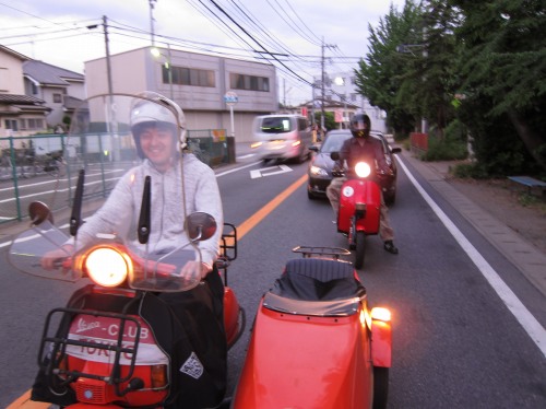 軒先に並ぶベスパと出発前の独身貴族たち