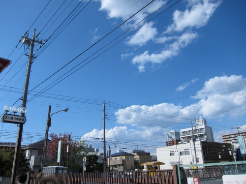 快晴の空の下のK.B.SCOOTERS店前