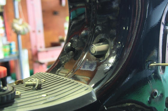 オイルタンクの点検窓が車体中央にあるか確認している様子