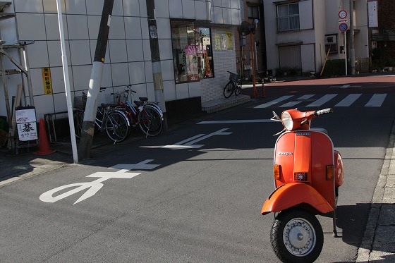 納車直前、道路脇に停められたオレンジ色のP125X