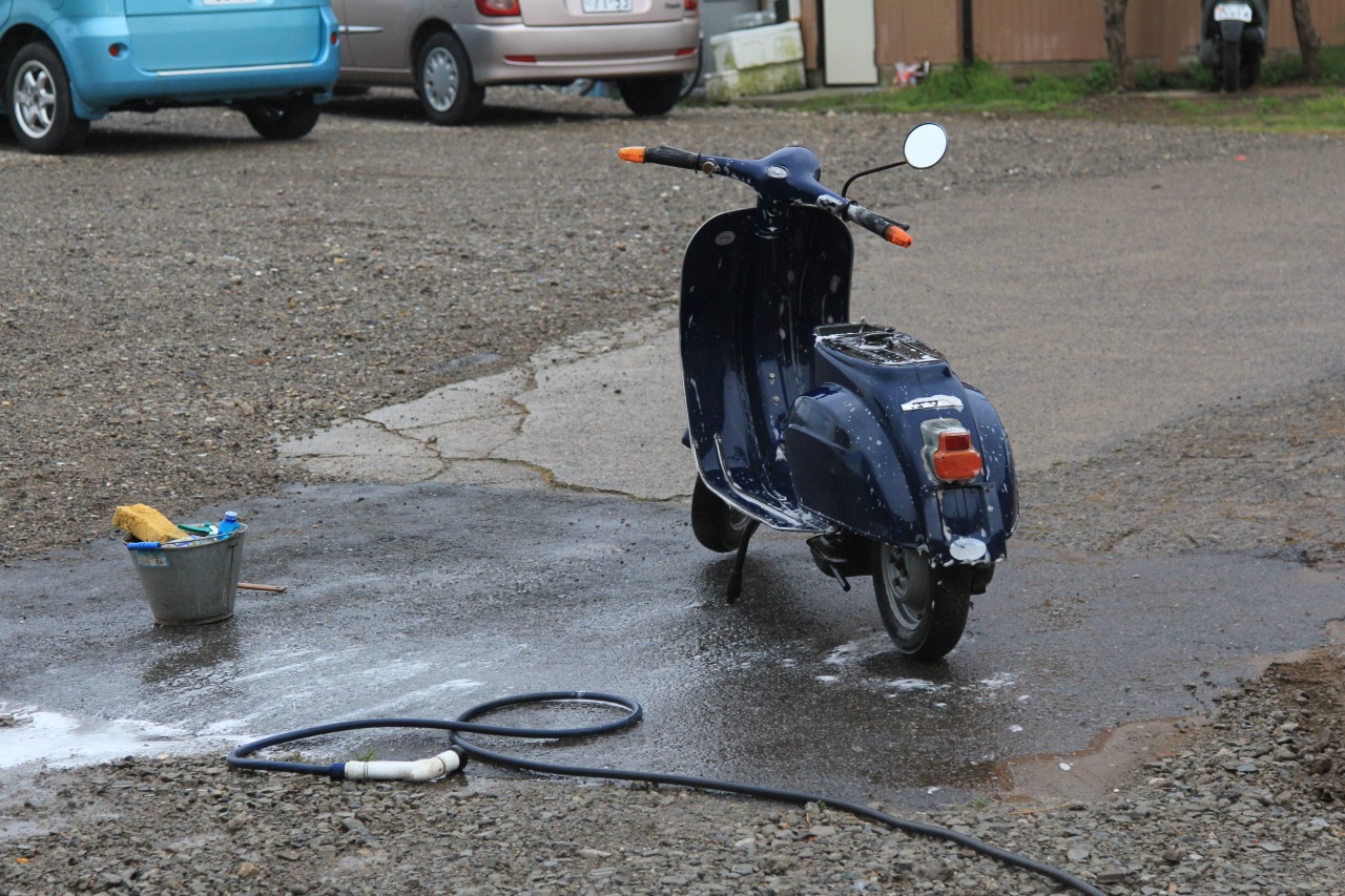 洗車途中に雨に降られて緊急避難した新入荷のベスパ50s