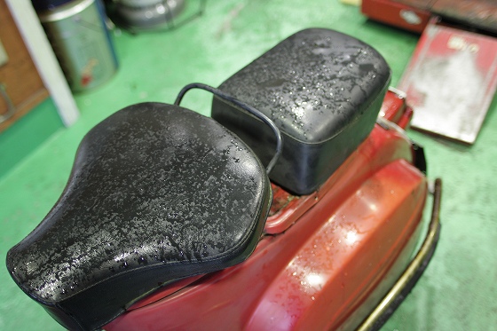 サドルシートを取り外す作業中のVespa