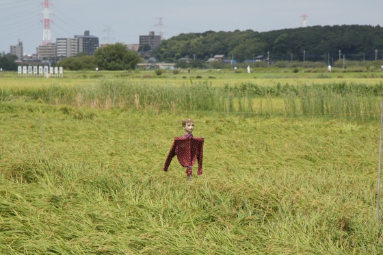 お洒落な服を着た案山子ジョニー