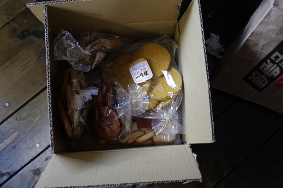 名古屋から届いた大量の煎餅の詰め合わせ