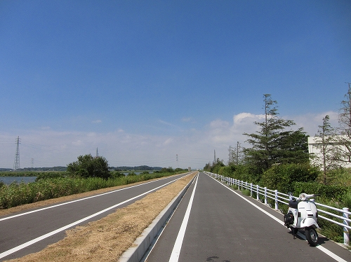 川沿いの道を走るPX200E、気持ちの良い直線道路での試運転風景