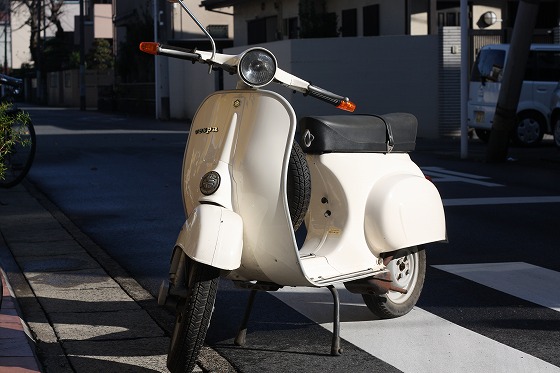 新入荷したVespa50sの正面写真。