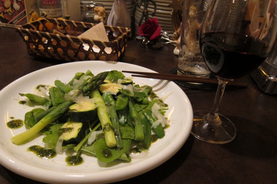 イタリアンレストランでの優しい野菜と赤ワインのディナー