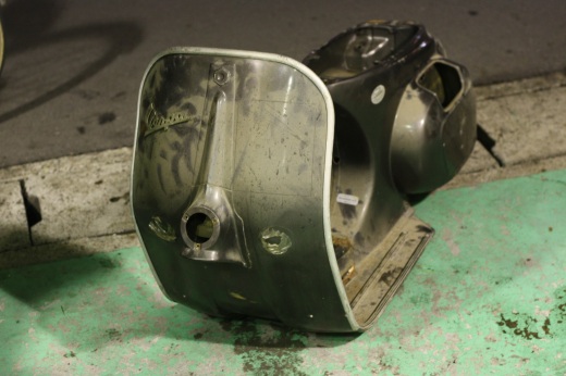 解体されたVESPA ET3の車体フレーム