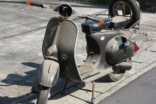 長期間倉庫に眠っていた埃だらけのVespa 125ET3。解体前の状態。