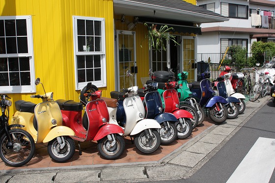 店舗前にずらりと並ぶカラフルなベスパ