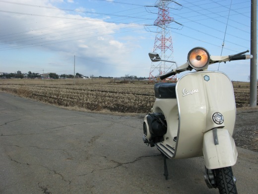 郊外の道路に停車したベスパ125GTR
