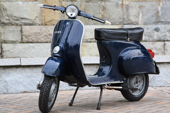 ネイビーブルーのVespa50sの外観