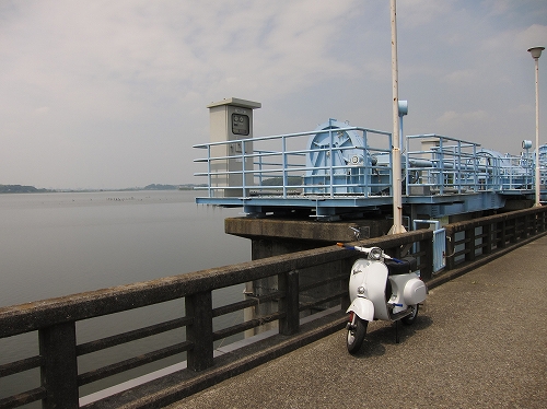 最終試運転を終えたVespa 50s。絶好調な走りを見せた朝の一枚。