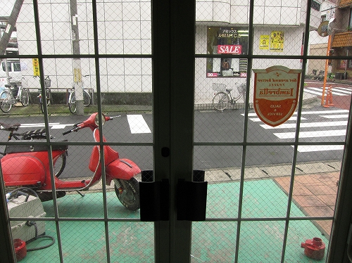 風と埃を避けるため、ドアと窓を閉め切って作業している店内の様子。