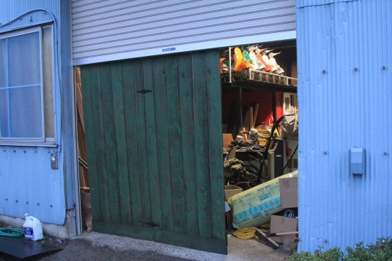 新店舗のドア用に準備された素材