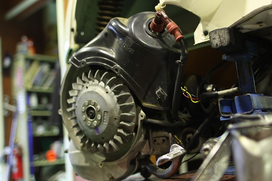 中古のVESPA125ET3の整備中の様子。フレームとエンジンが分離している状態