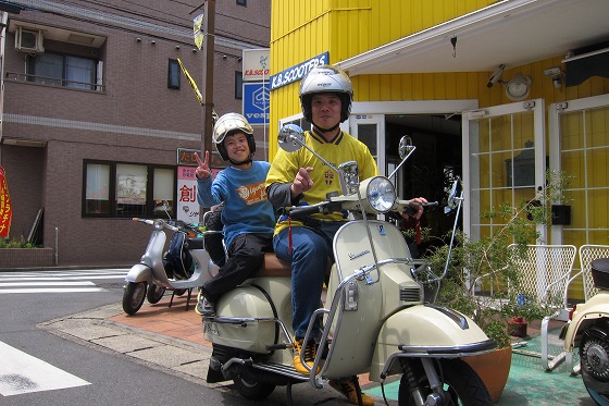 エンジンオーバーホール後、親子タンデムで来店したベスパとお客様。