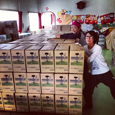 CHIC-SALEさん御一行が届けたミネラルウォーターの山