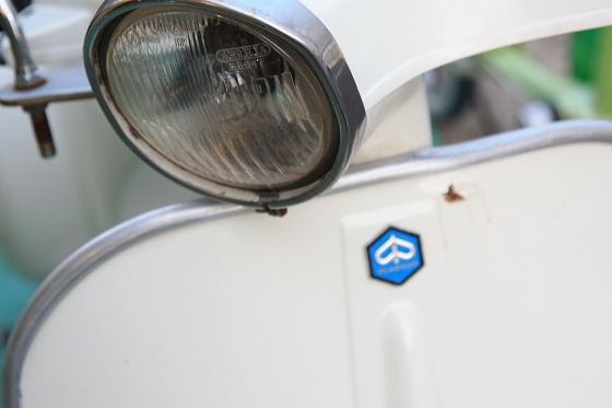 ET3の整備中の車体、作業が難航している様子。