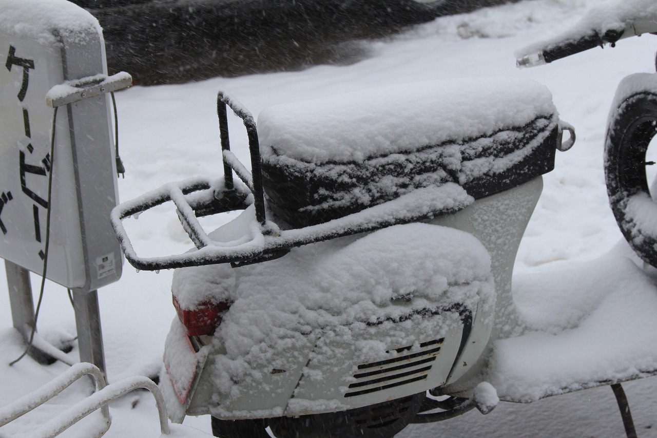 ベスパも雪に覆われた朝の光景