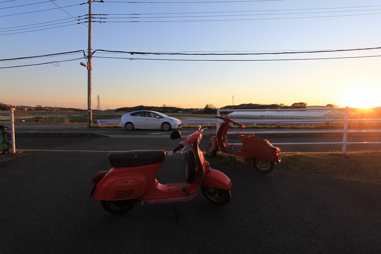 整備作業中のvespa50sと店内の様子