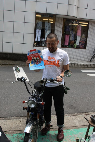 TOMOSに乗って来店した69YOBSTERSのタクミ氏