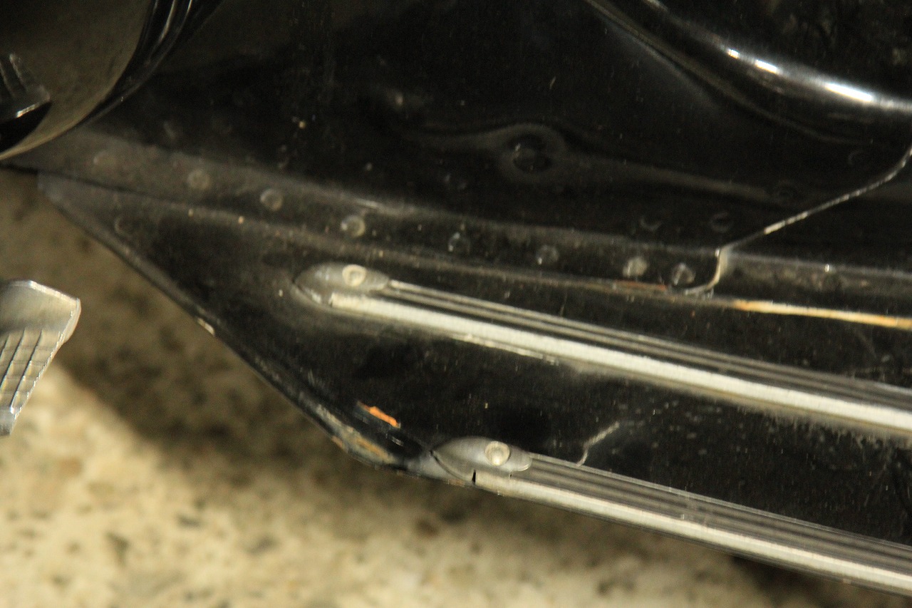 倒れかけて損傷したベスパの車体
