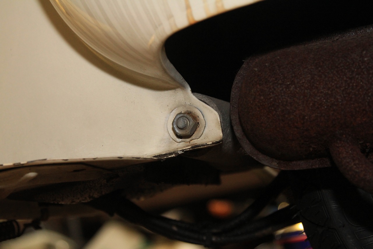 エンジン固定ナットが緩んでいたvespa100の車体下部
