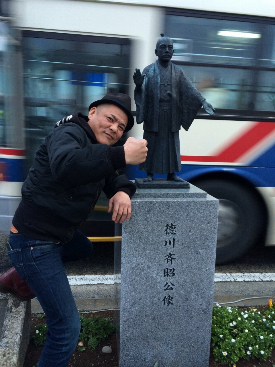 徳川斉昭公像と記念撮影