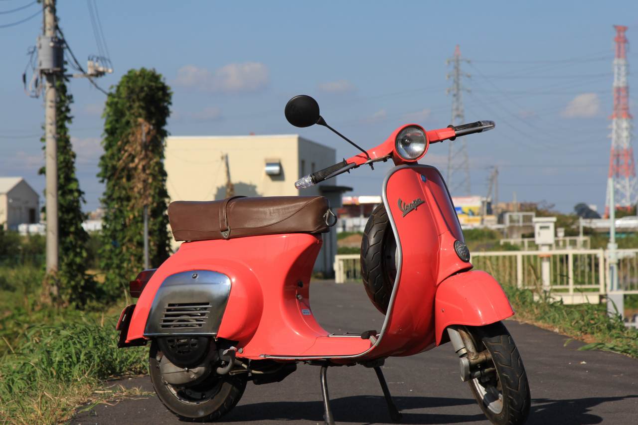 サーモンピンクのボディが映えるvespa50sの外観