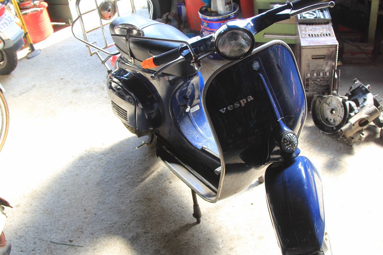 整備を終えたvespa50sの車体