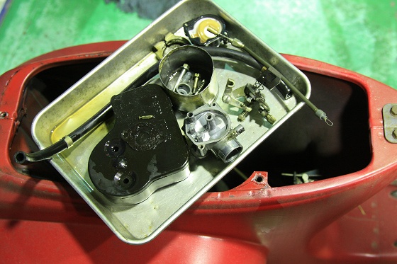 長期不動車のvespa50sのキャブをキャブクリーナーに浸け置き中。
