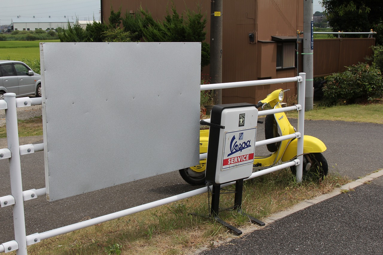 完成した看板を仮組みし、屋外で強度チェックしている様子