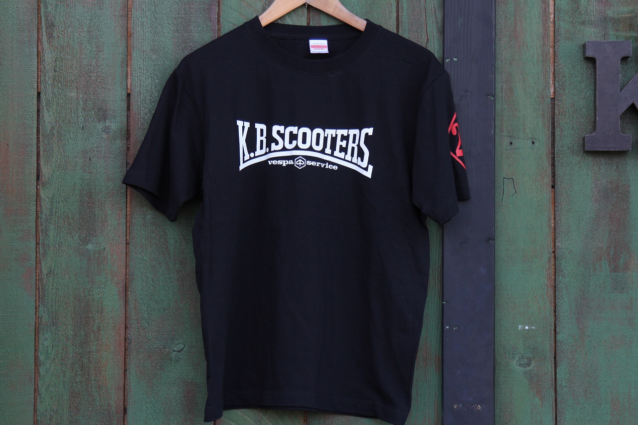 薄暗い夕方に撮影されたTシャツの正面