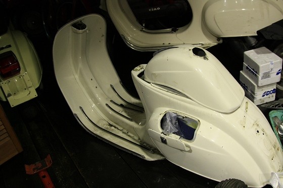 オールペイント作業のため分解中のVespa 125ET3
