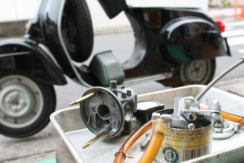 10年以上放置されていたVESPA 100のキャブレター分解中