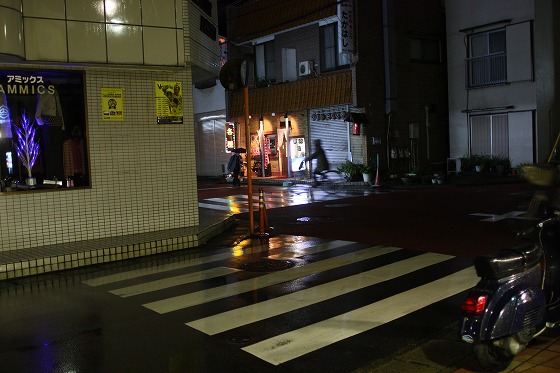 雨の中で佇む店前の様子