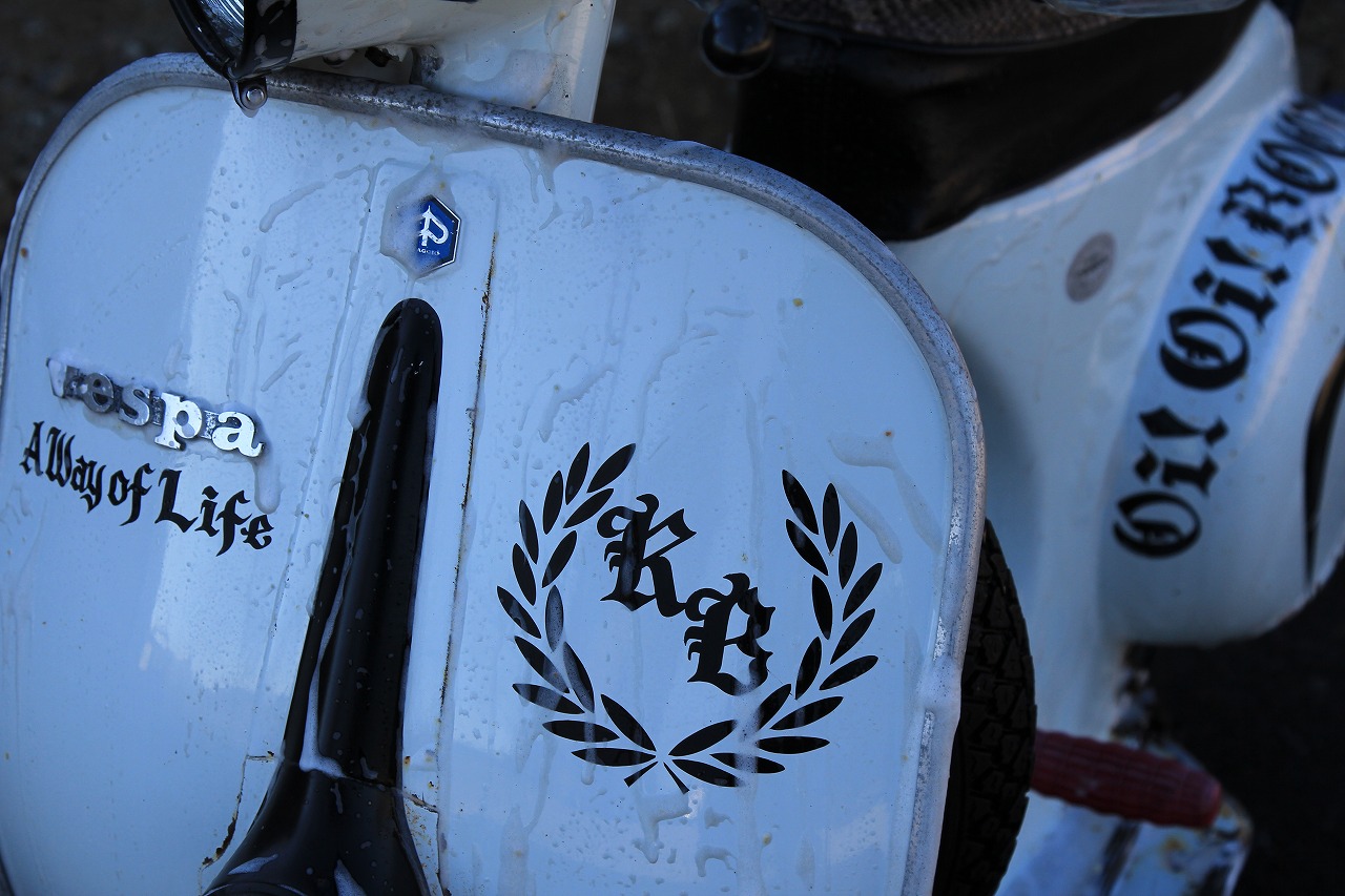 洗車によって輝きを取り戻したベスパの車体