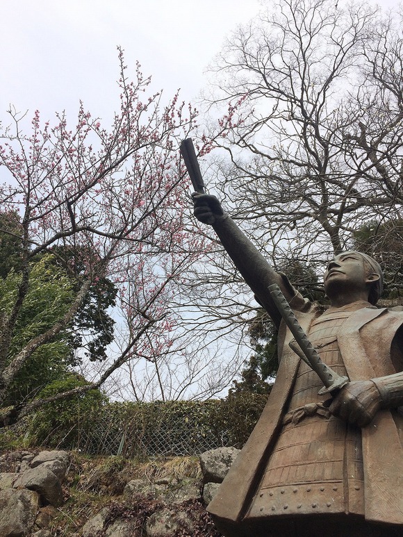 境内に立つ藤田小四郎の銅像