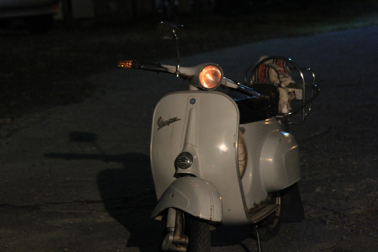 車両のパーツを手に取り確認する様子